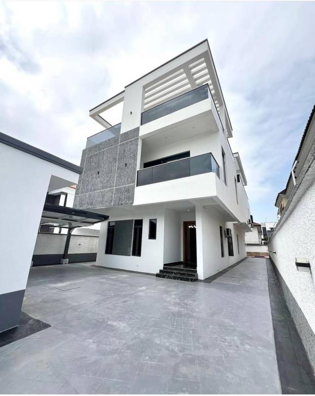 5 BEDROOM SMART DUPLEX IN LEKKI - CALL 07033104353