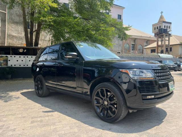 NEATLY USED RANGE ROVER HSE 2013 MODEL