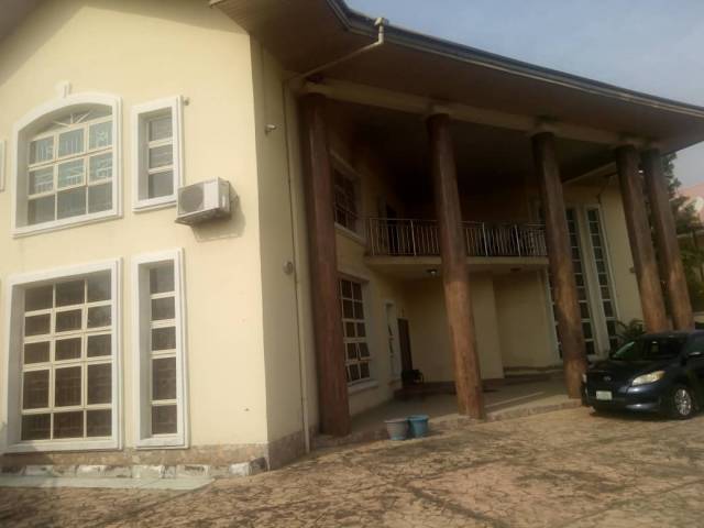 Bedroom Detached House On About 1,200m2 For Sale